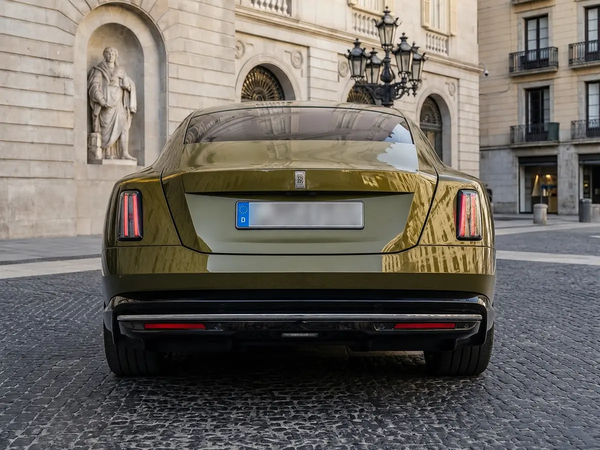 Rolls-Royce Spectre 2024, vista trasera — Barcelona Luxury Car Rental, Barcelona. El Rolls-Royce Spectre 2024, con cuatro plazas y tren motriz completamente eléctrico,…