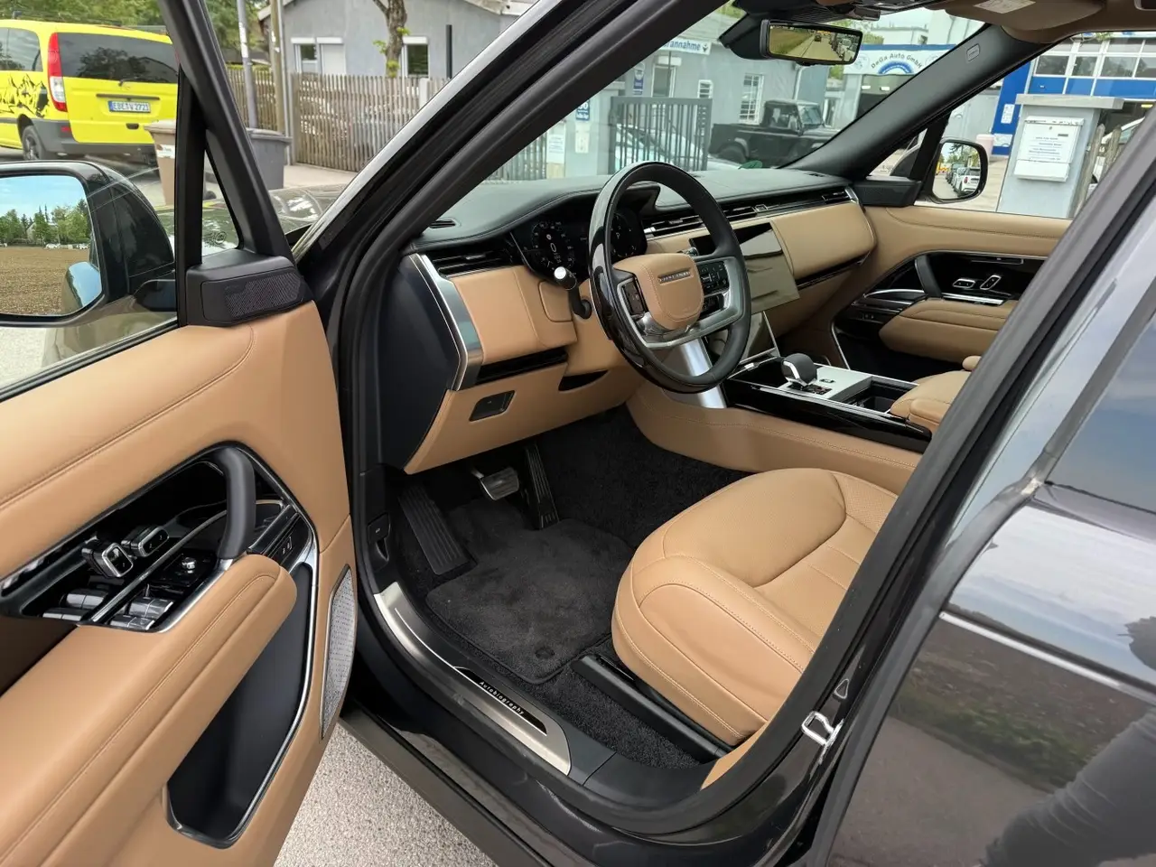 Rover Range Rover Autobiography D350 7s 2025, exterior — Barcelona Luxury Car Rental, Barcelona. The 2025 Range Rover Autobiography D350 7s pairs a 350 hp diesel drivetrain with genuine…