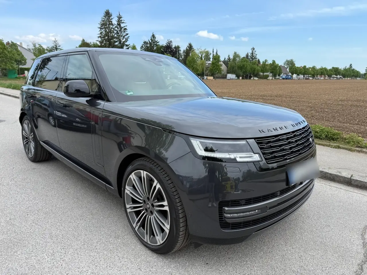 Rover Range Rover Autobiography D350 7s 2025, front view — Barcelona Luxury Car Rental, Barcelona. The 2025 Range Rover Autobiography D350 7s pairs a 350 hp diesel drivetrain with genuine…