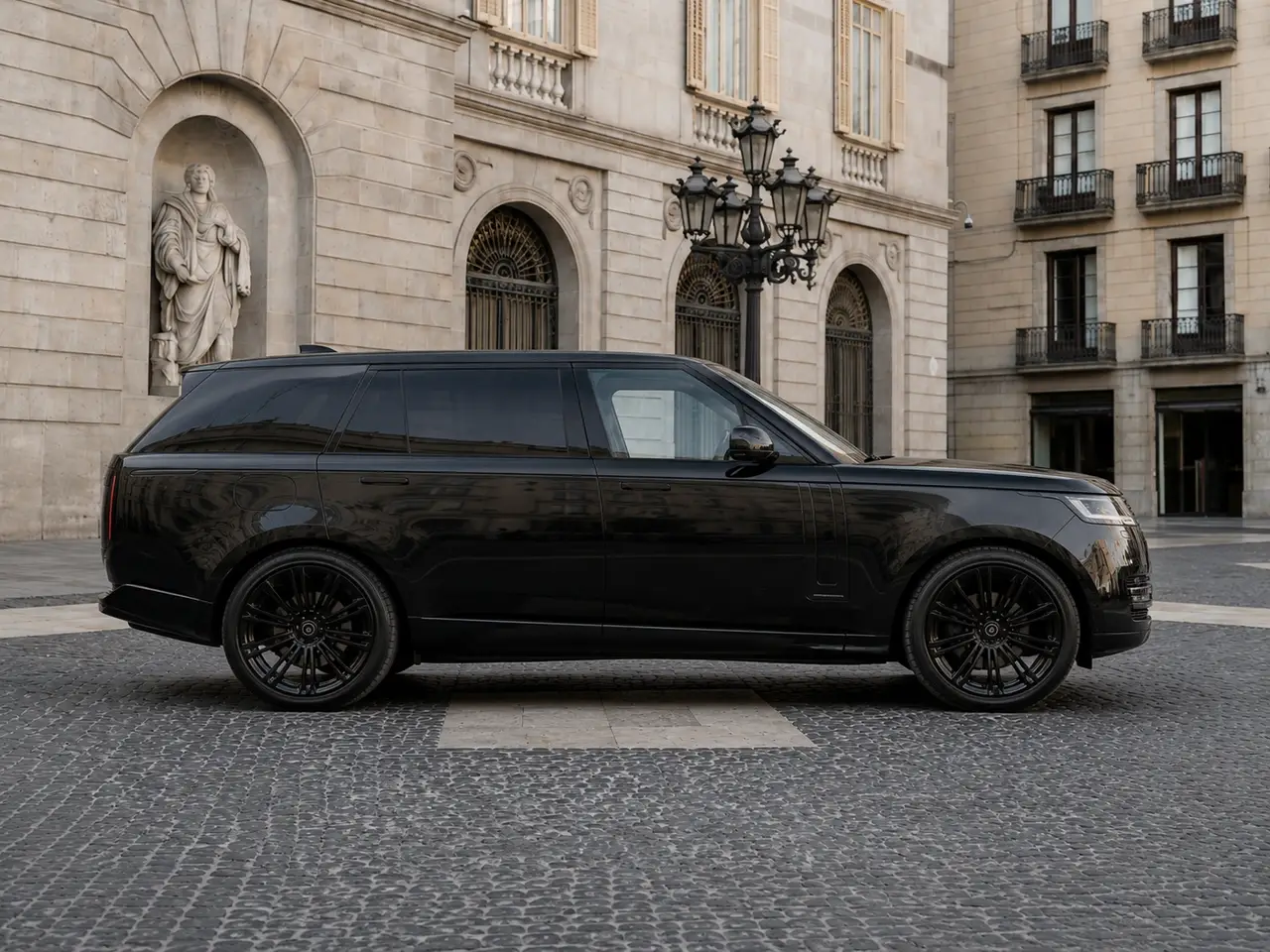 Rover Range Rover Autobiography D350 7s 2025, front view — Barcelona Luxury Car Rental, Barcelona. The 2025 Range Rover Autobiography D350 7s pairs a 350 hp diesel drivetrain with genuine…