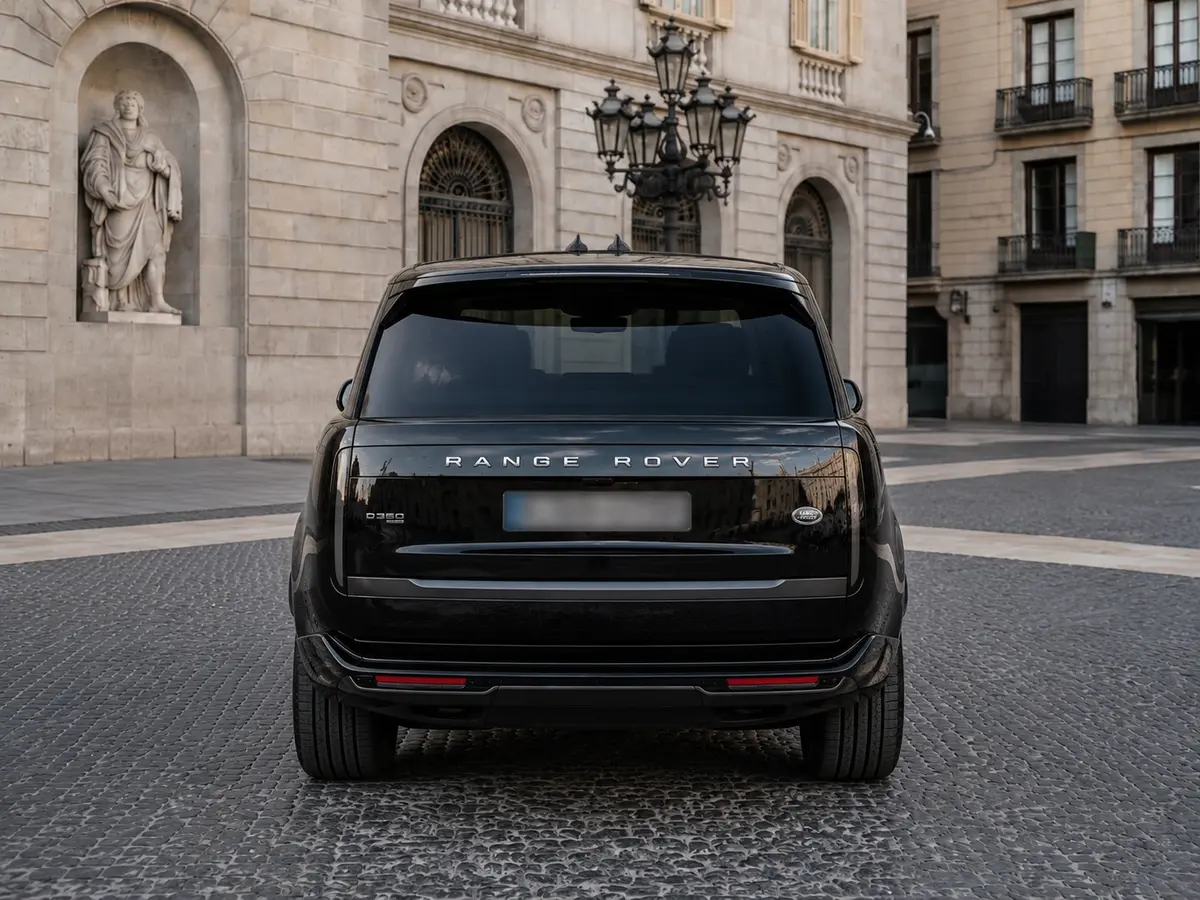 Rover Range Rover Autobiography D350 7s 2025, rear view — Barcelona Luxury Car Rental, Barcelona. The 2025 Range Rover Autobiography D350 7s pairs a 350 hp diesel drivetrain with genuine…