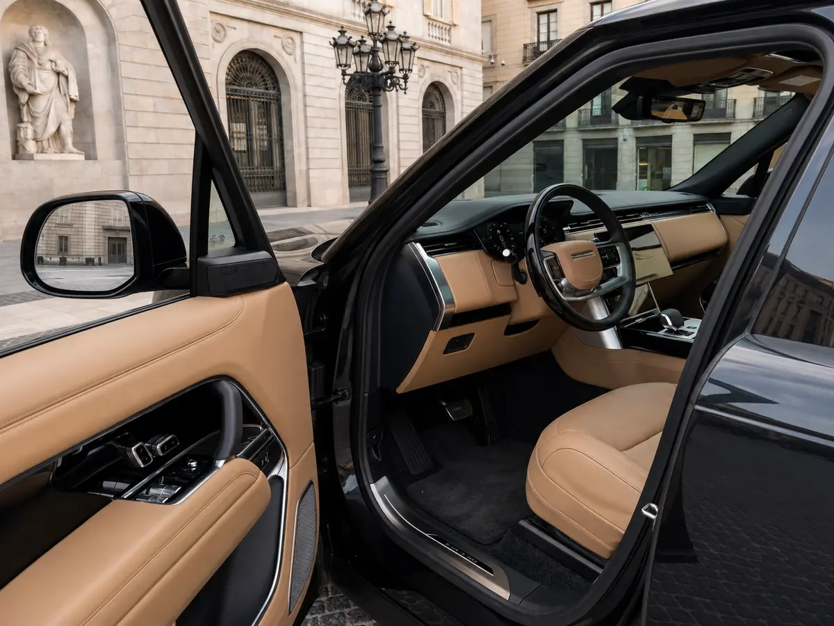 Rover Range Rover Autobiography D350 7s 2025, interior — Barcelona Luxury Car Rental, Barcelona. The 2025 Range Rover Autobiography D350 7s pairs a 350 hp diesel drivetrain with genuine…