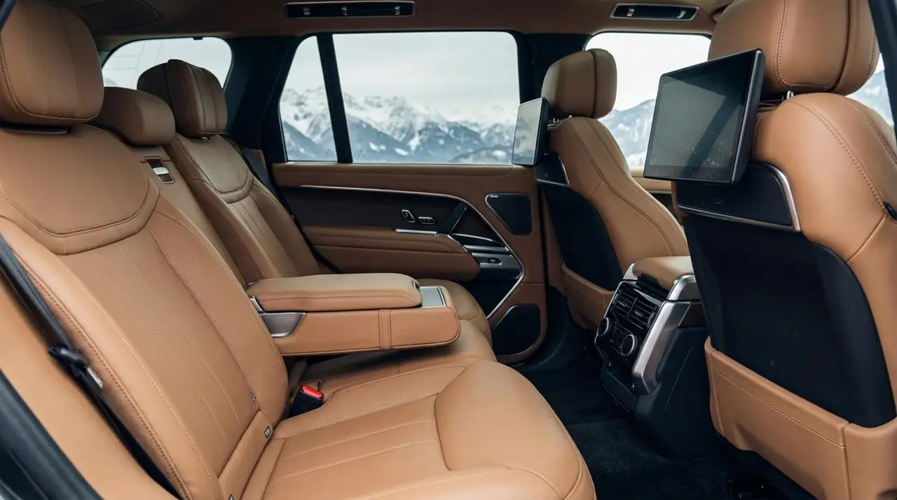 Rover Range Rover Autobiography P530 2026, dashboard — Barcelona Luxury Car Rental, Barcelona. The 2026 Range Rover Autobiography P530 carries its 530 hp with the kind of restraint…