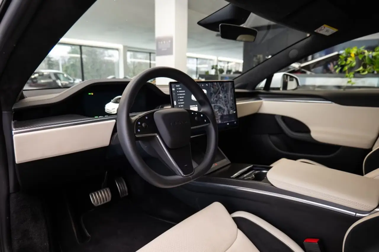 Tesla Model S Plaid 2025, front view — Barcelona Luxury Car Rental, Barcelona. The 2025 Tesla Model S Plaid delivers 1020 hp through a tri-motor electric setup,…