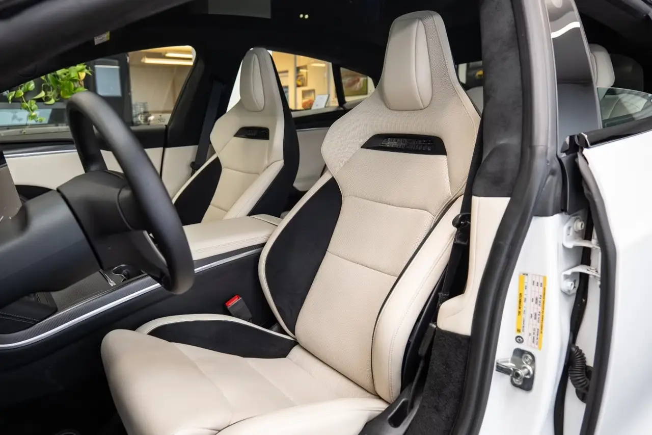 Tesla Model S Plaid 2025, rear view — Barcelona Luxury Car Rental, Barcelona. The 2025 Tesla Model S Plaid delivers 1020 hp through a tri-motor electric setup,…