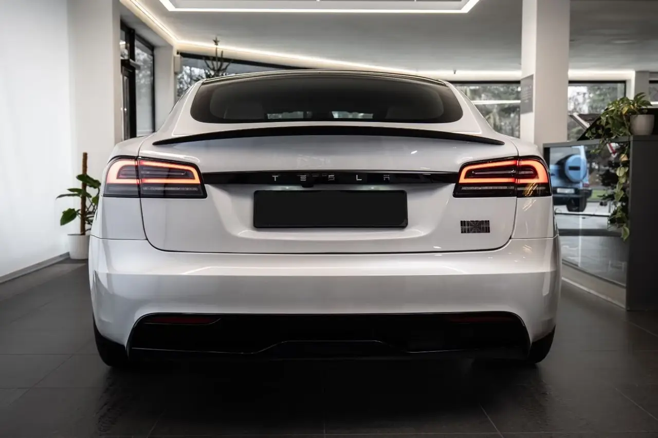 Tesla Model S Plaid 2025, interior — Barcelona Luxury Car Rental, Barcelona. The 2025 Tesla Model S Plaid delivers 1020 hp through a tri-motor electric setup,…