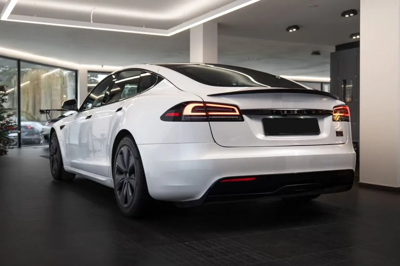 Tesla Model S Plaid 2025, dashboard — Barcelona Luxury Car Rental, Barcelona. The 2025 Tesla Model S Plaid delivers 1020 hp through a tri-motor electric setup,…