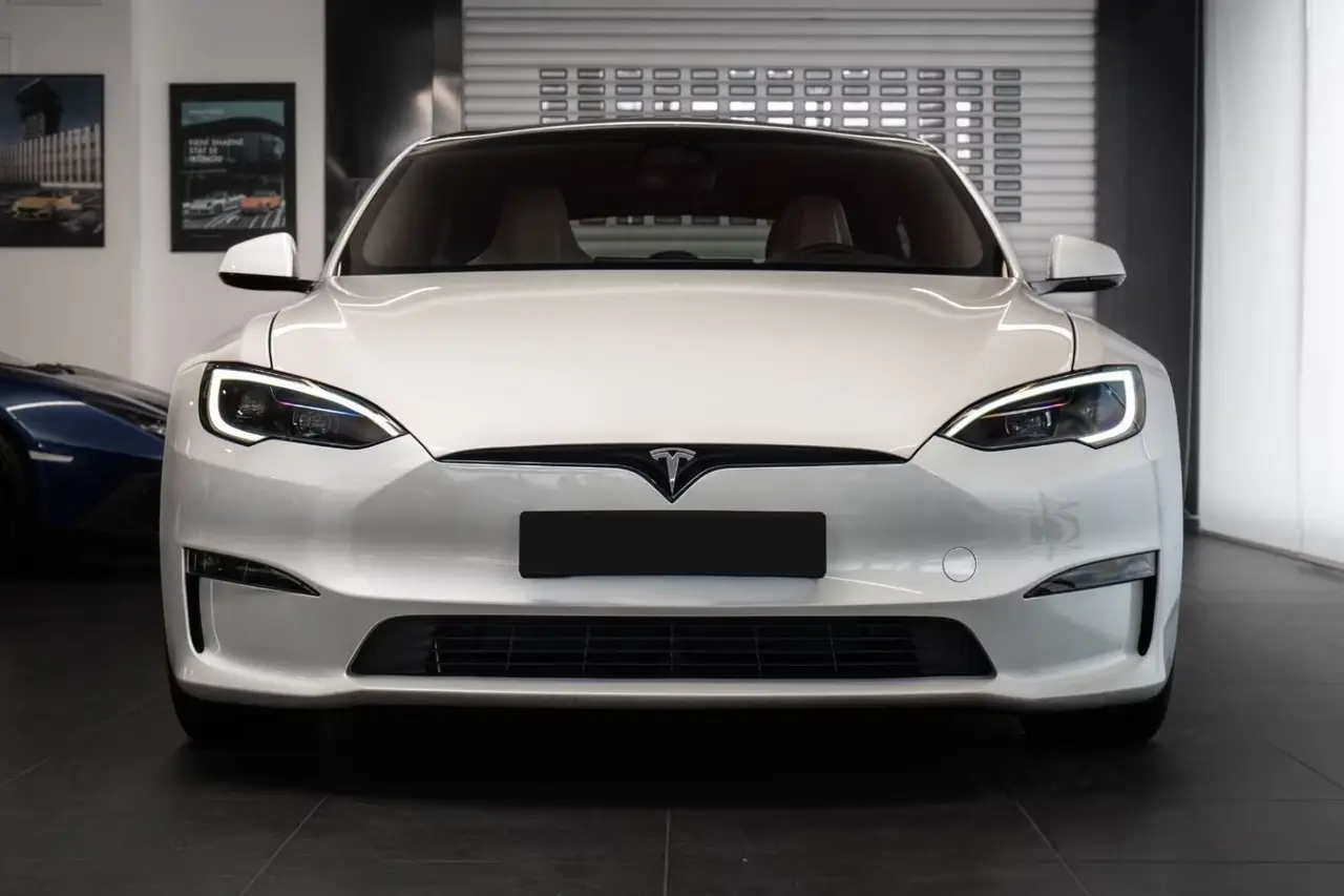 Tesla Model S Plaid 2025, side profile — Barcelona Luxury Car Rental, Barcelona. The 2025 Tesla Model S Plaid delivers 1020 hp through a tri-motor electric setup,…