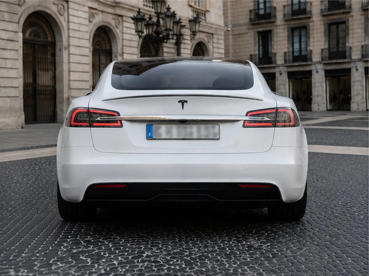 Tesla Model S Plaid 2025, rear view — Barcelona Luxury Car Rental, Barcelona. The 2025 Tesla Model S Plaid delivers 1020 hp through a tri-motor electric setup,…